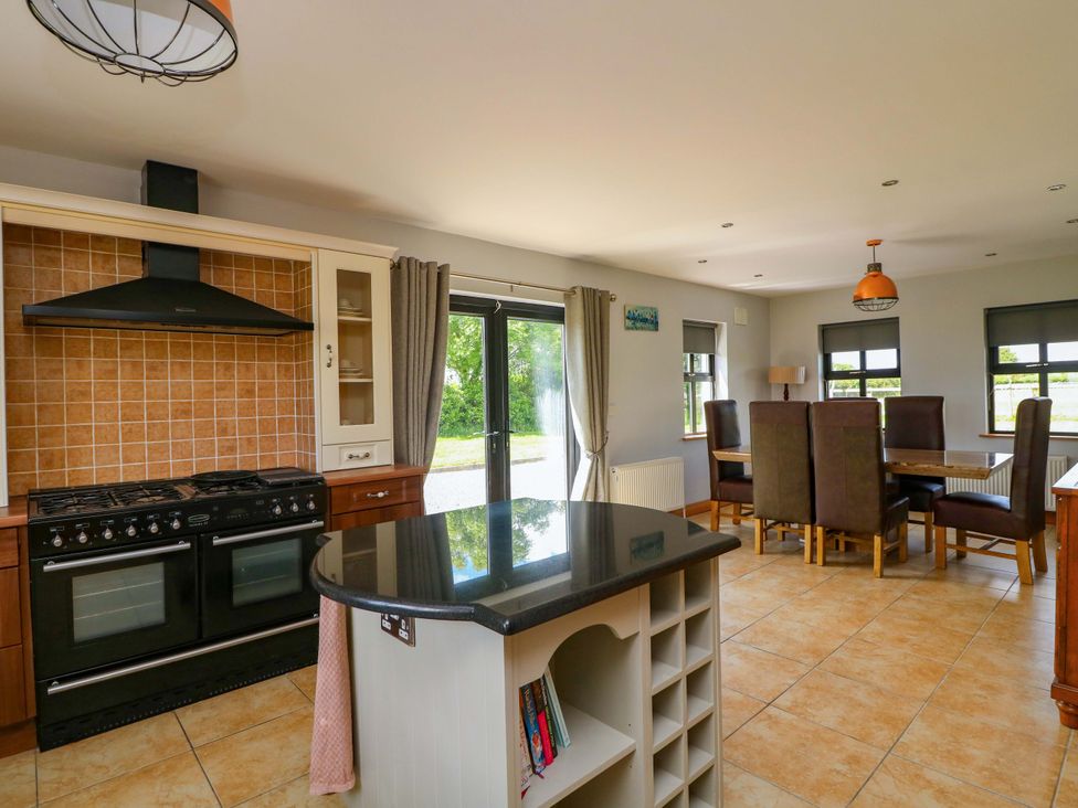 A kitchen with a dining area and oven at Vernegly in Banonow