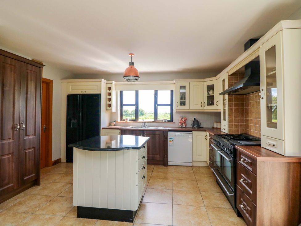 A kitchen with a refrigerator and stove at Vernegly in Banonow