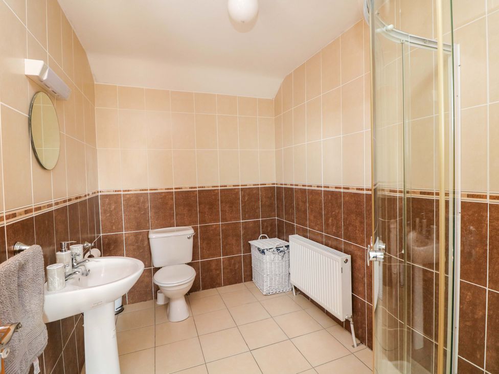 A bathroom with a sink, toilet, and shower at Vernegly in Banonow