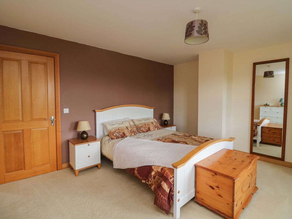 A bedroom with a bed and nightstand at Vernegly in Banonow