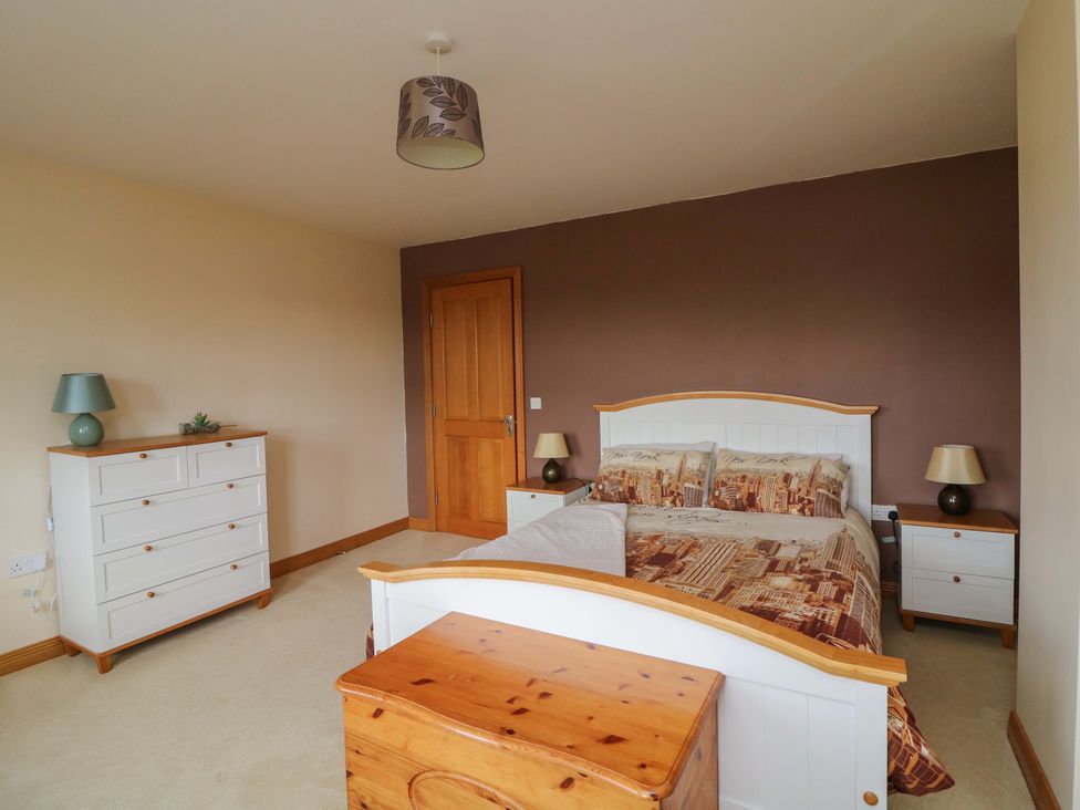 A bedroom with a bed and furniture at Vernegly in Banonow