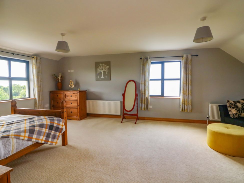 A bedroom with a bed and chest of drawers at Vernegly in Banonow