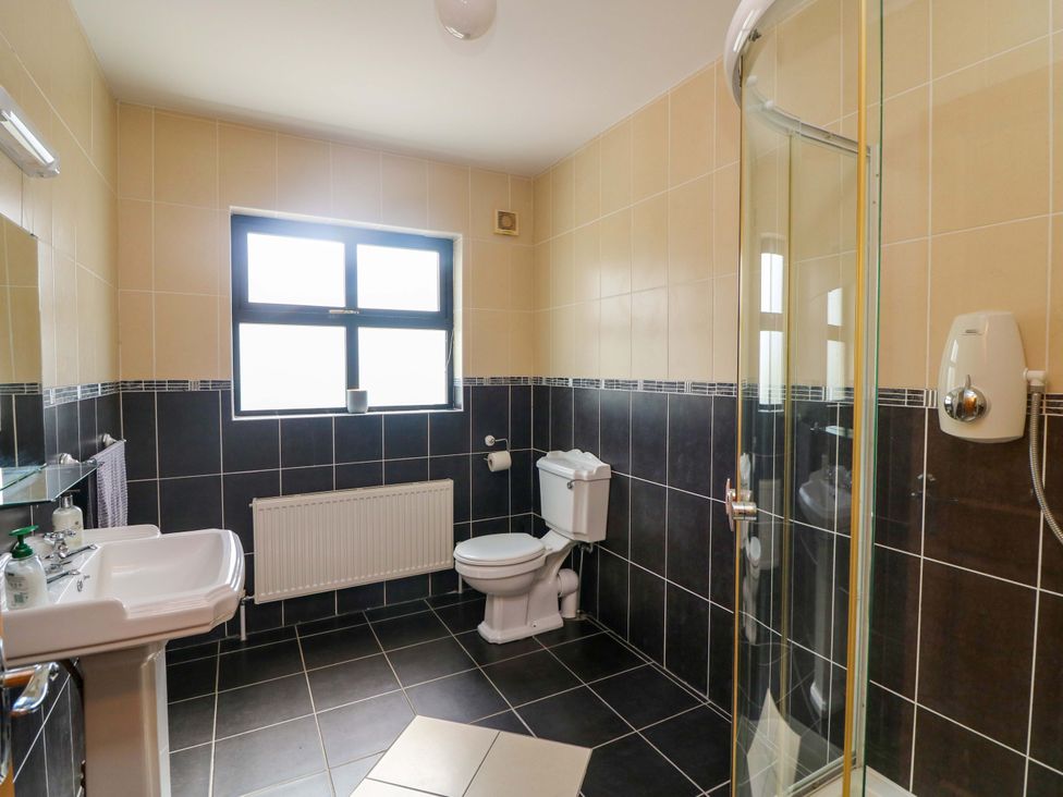 A bathroom with sink toilet and shower at Vernegly in Banonow