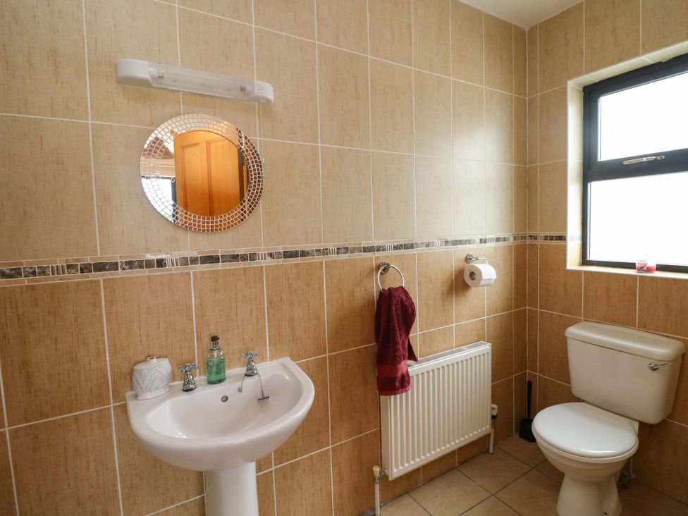 A bathroom with a sink and toilet at Vernegly in Banonow