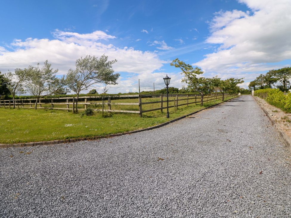 An outdoor space with a gravel driveway and fence at Vernegly in Banonow