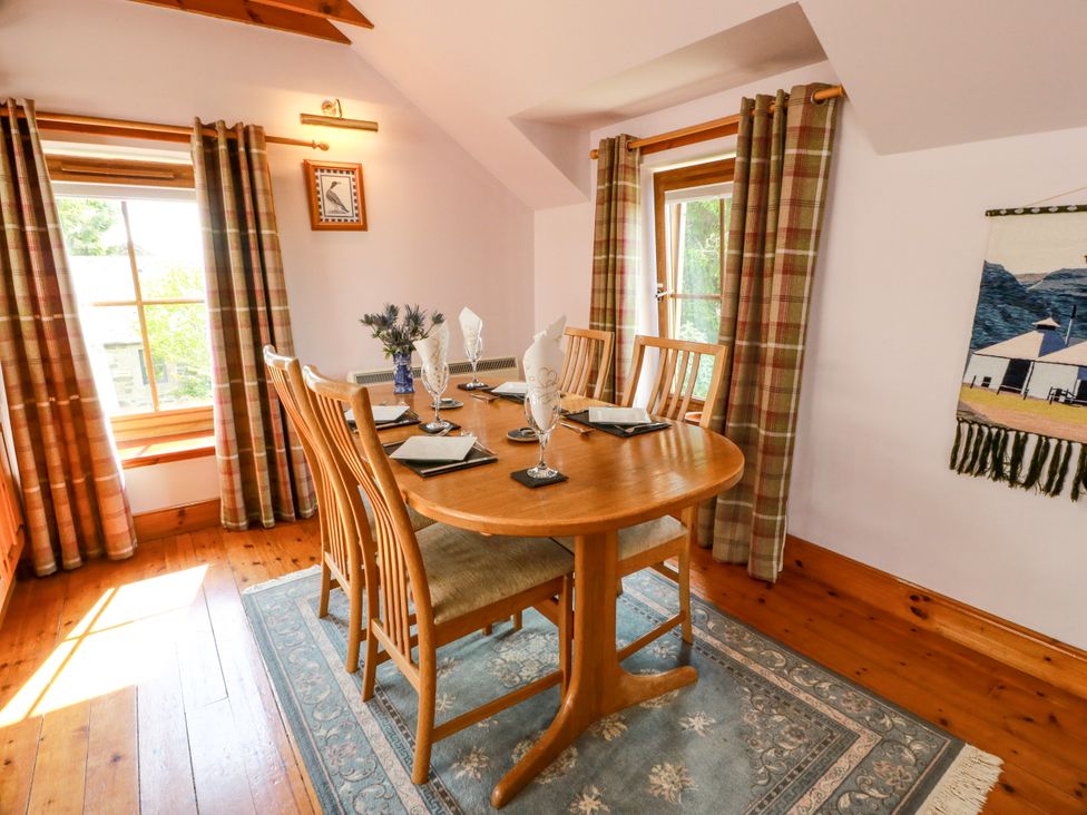 A dining room with a table and chairs at Buchanan’s Bothy in Glencarse