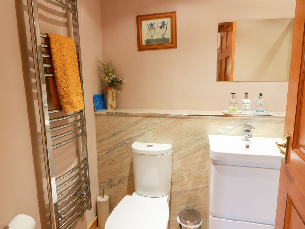 A bathroom with a toilet and hand basin at Buchanan’s Bothy in Glencarse