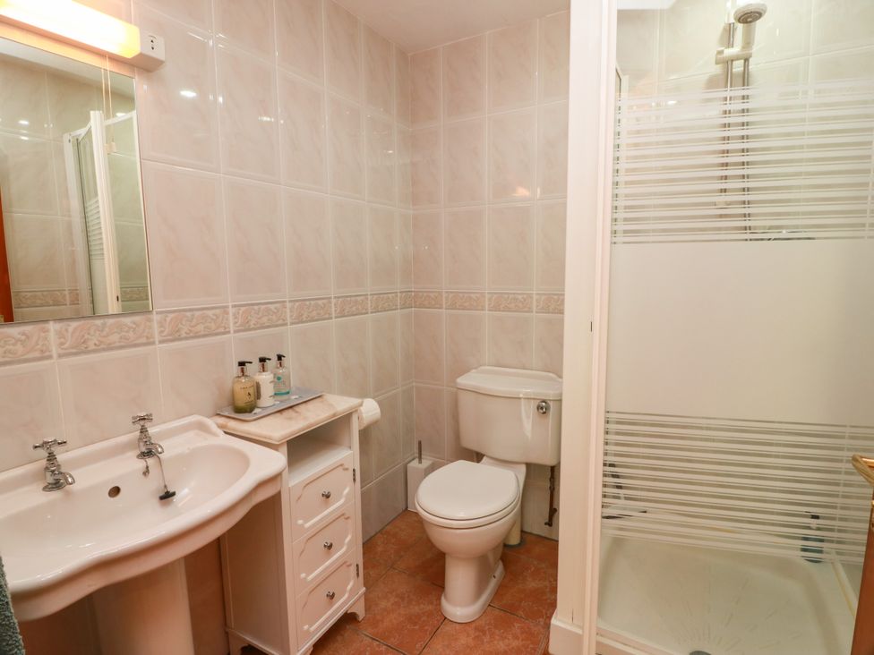 A bathroom with a sink, toilet, and shower at Buchanan’s Bothy Glencarse