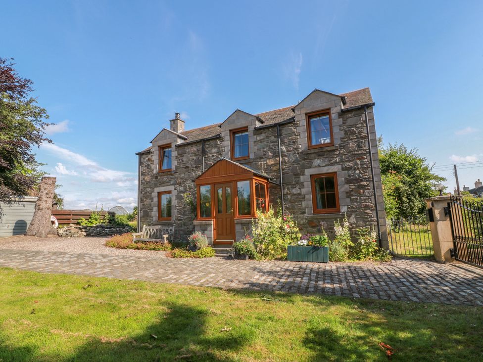 A house with windows and garden at Buchanan’s Bothy in Glencarse