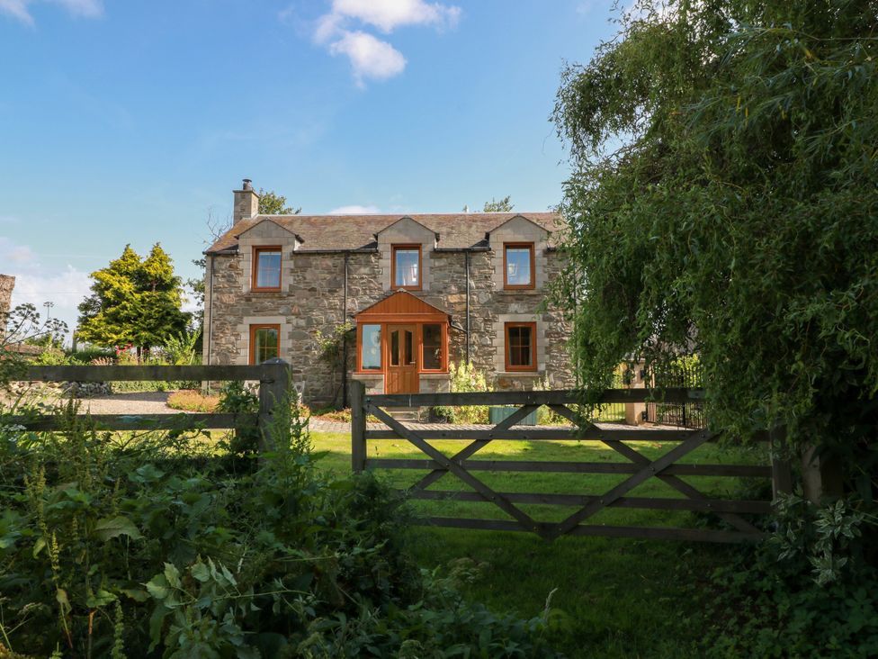 A house with a gate and garden at Buchanan’s Bothy in Glencarse