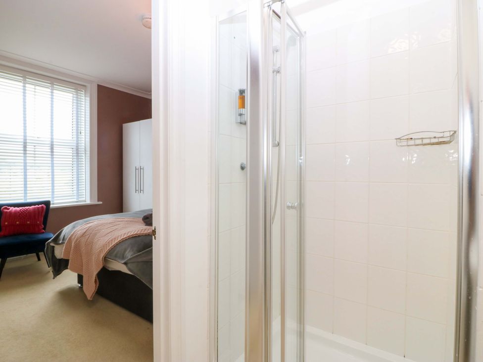 A bedroom with a shower view at Jack's House in Tywyn