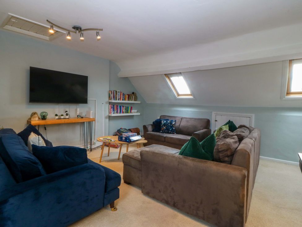 A living room with sofas and a television at Jack's House in Tywyn