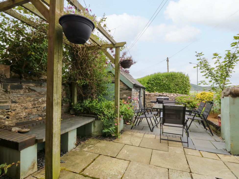 A garden with seating and a table at Jack's House in Tywyn
