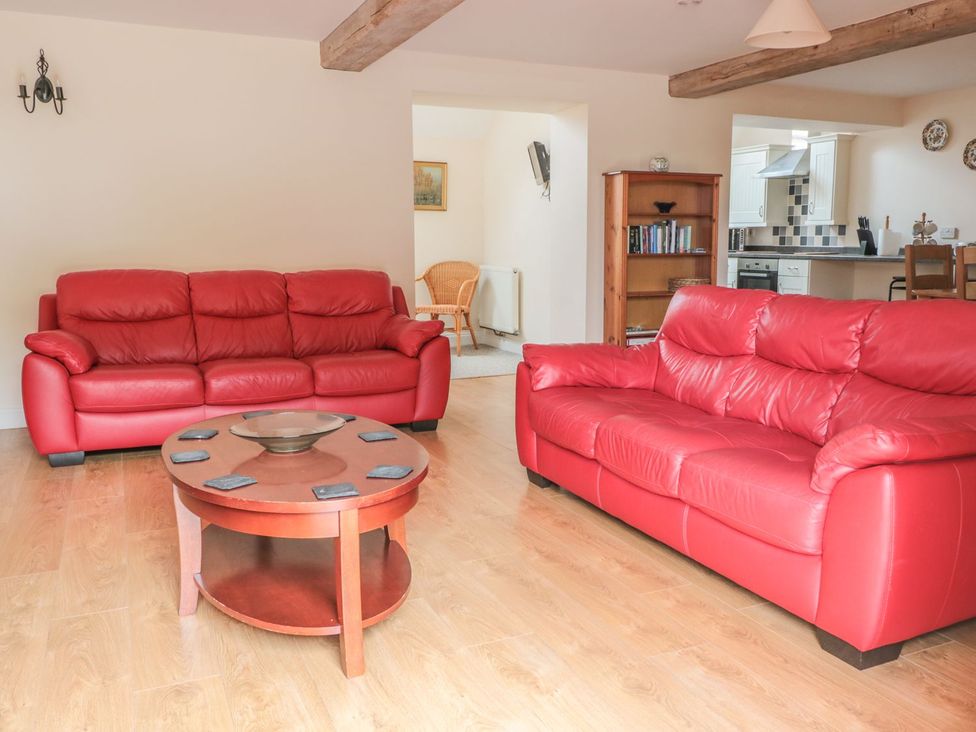 A living room with sofas and a coffee table at The Hop Kiln in Tenbury Wells