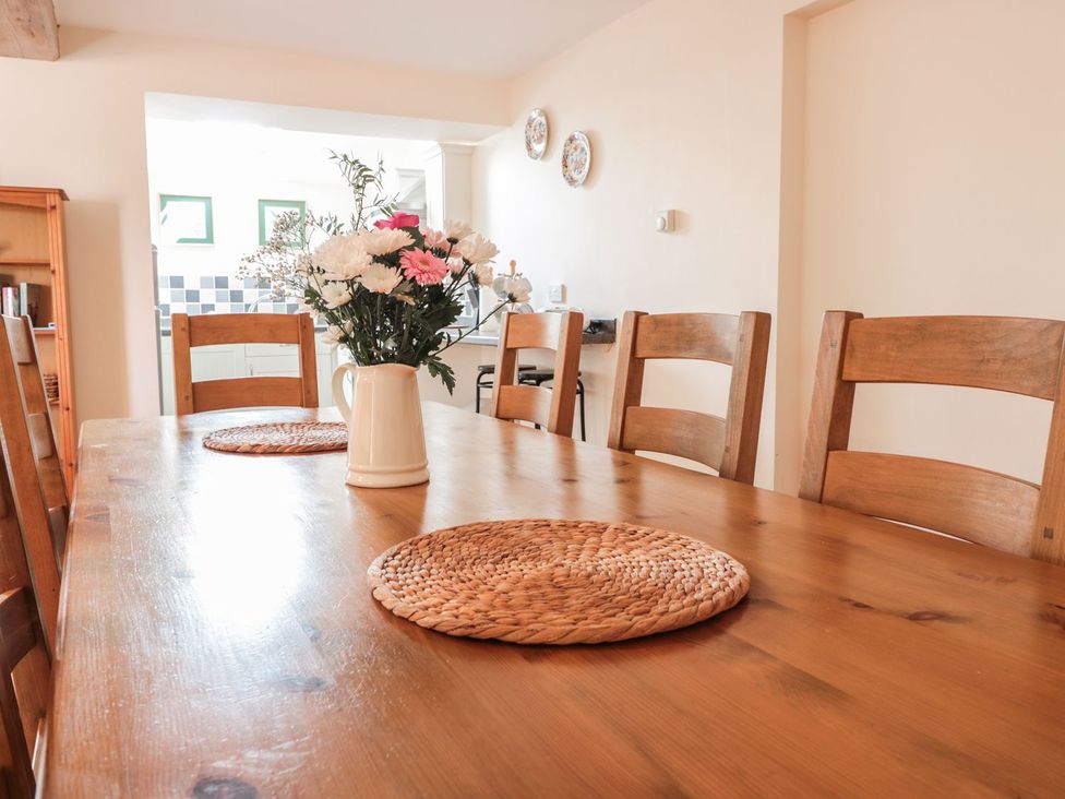 A dining room with a table and chairs at The Hop Kiln in Tenbury Wells