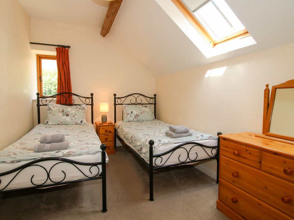 A bedroom with two single beds and a chest of drawers at The Hop Kiln in Tenbury Wells