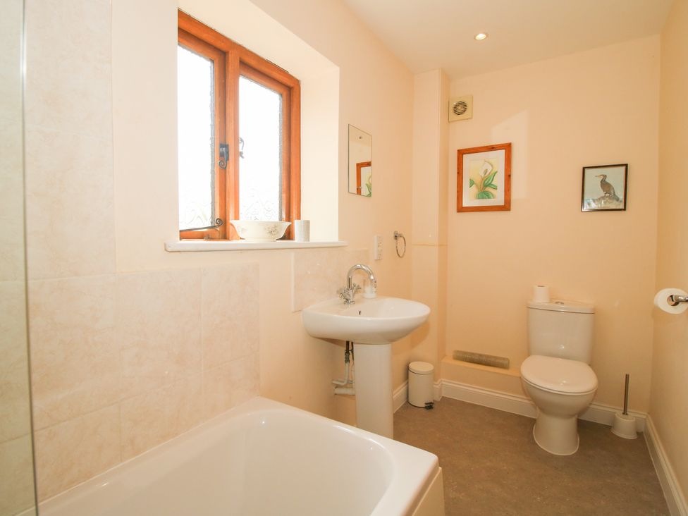 A bathroom with a bathtub, sink, and toilet at The Hop Kiln in Tenbury Wells