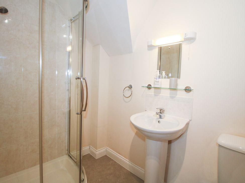 A bathroom featuring a shower, sink, and toilet at The Hop Kiln in Tenbury Wells
