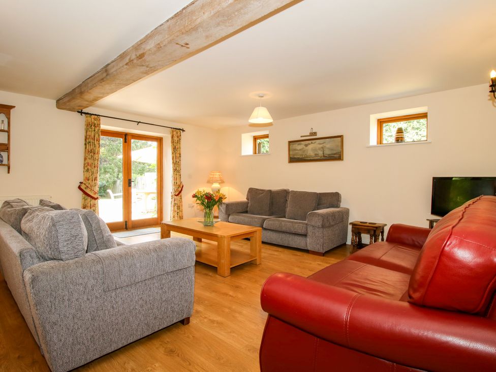 A living room with sofas and a table at The Hop Kiln in Tenbury Wells