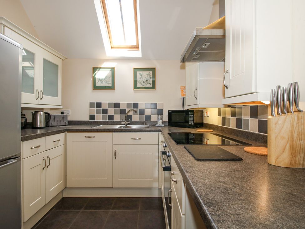 A kitchen with sink and cabinets at The Hop Kiln in Tenbury Wells