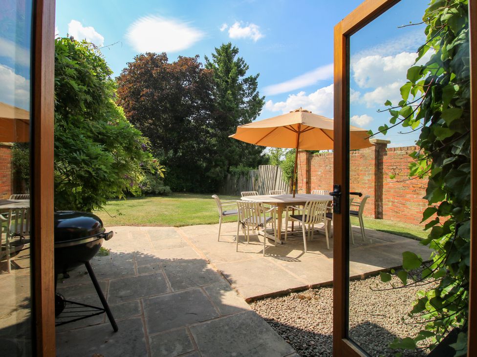 A garden with a patio area and dining set at The Hop Kiln in Tenbury Wells