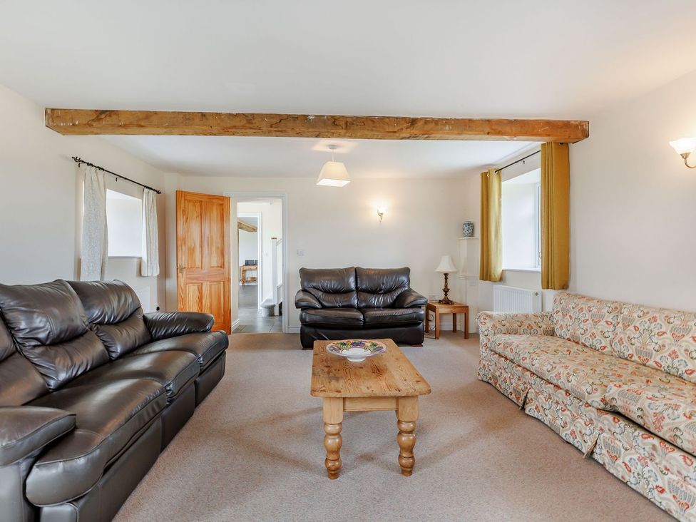 A living room with sofas and a coffee table at Wood Cottage in Tenbury Wells