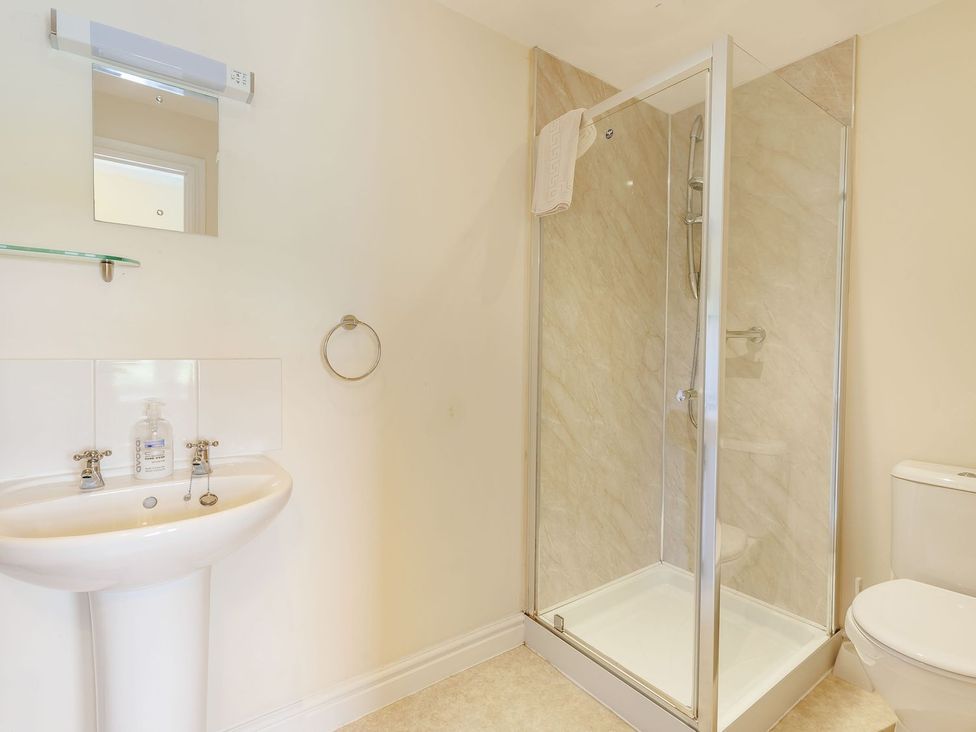 A bathroom with a sink, shower and toilet at Wood Cottage Tenbury Wells