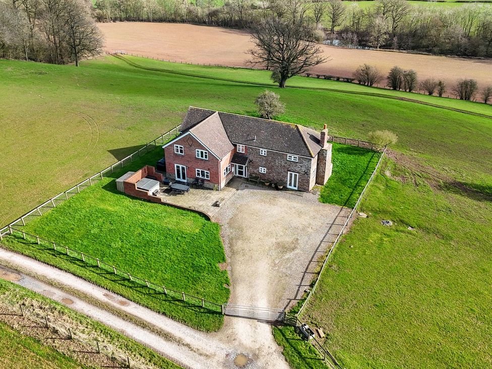 A house with a garden and driveway at Wood Cottage in Tenbury Wells