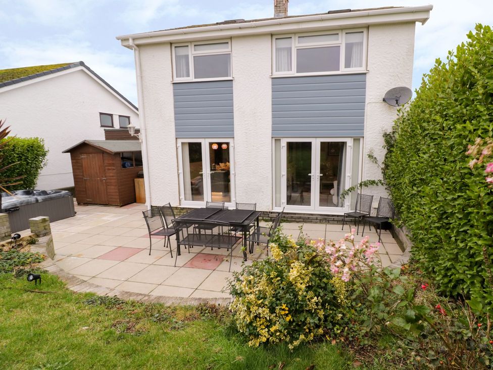 A garden with a patio and outdoor seating at Gwelfor in Cemaes Bay
