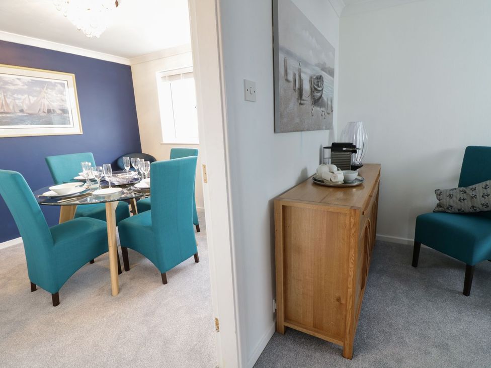 A dining room with table and chairs at Gwelfor in Cemaes Bay