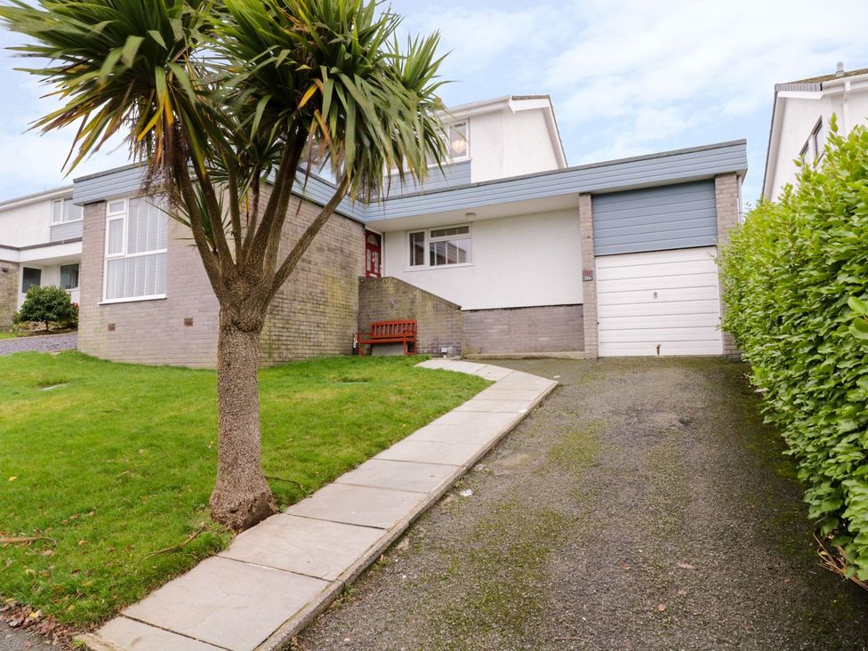 A house with a garden and garage at Gwelfor in Cemaes Bay