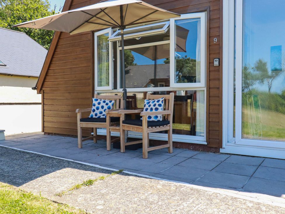 A seating area with chairs and a table at Coombe Lodge No 9 Bude