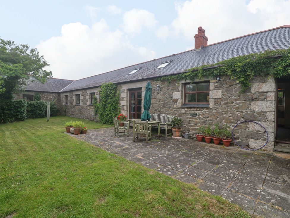 An outdoor area with a patio and furniture at Swallow Cottage Helston