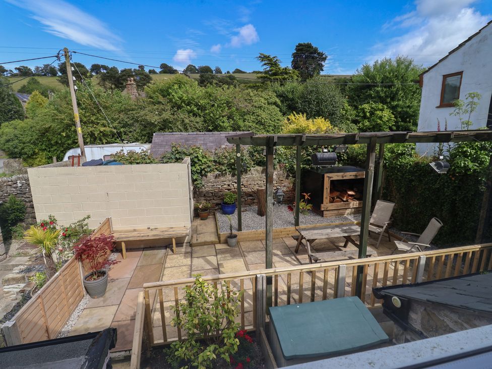 A garden with decking and seating area at The Old Shady Oak Cottage in High Peak