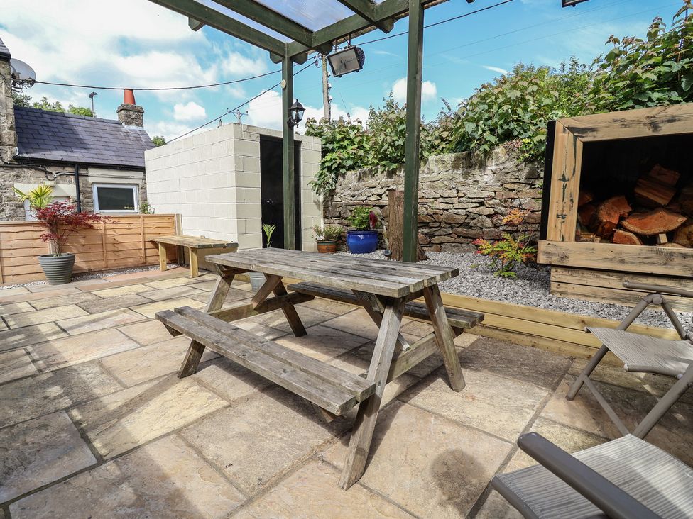 A garden with a picnic table and planter at The Old Shady Oak Cottage in High Peak
