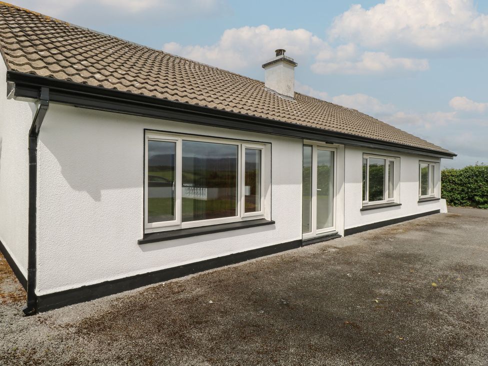 A house with windows and a door at Tí Chonaill in 