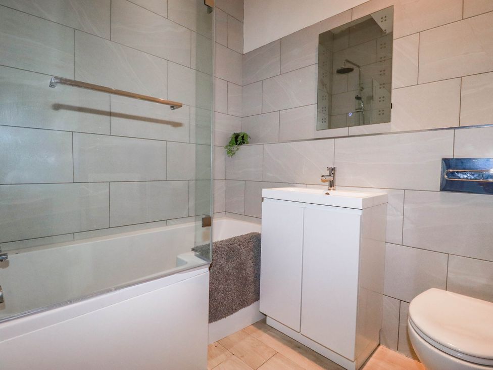 A bathroom with a bathtub, sink, and toilet at Studio Room No.2 in Newquay