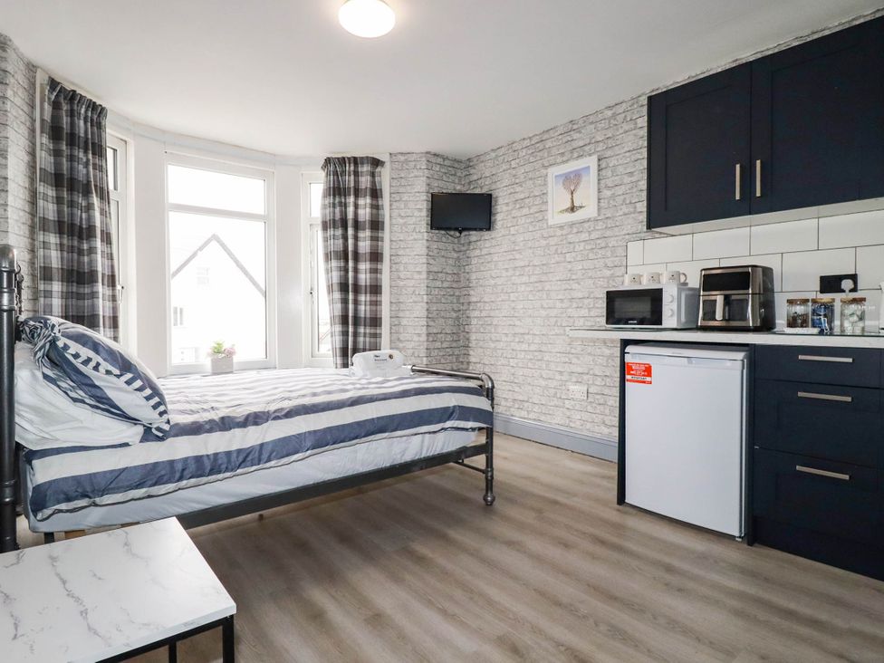 A studio with a bed and kitchenette at Shoreline Studio Room No.5 Newquay