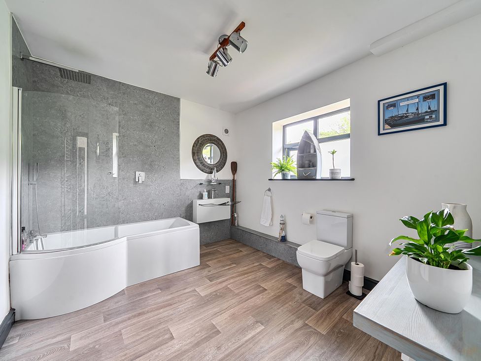 A bathroom with a bathtub, sink, and toilet at Stunning Retreat in the Heart of Matlock Bath, Matlock Bath near Matlock