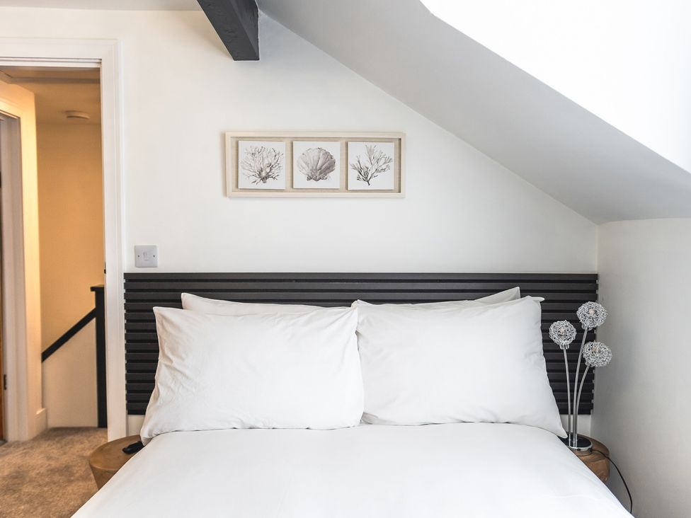 A bedroom with a bed and a bedside lamp at the property