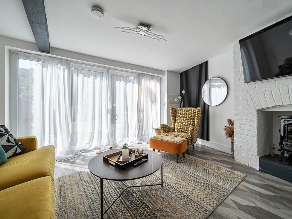A living room with a sofa and coffee table at Captivating 2 Bed House in Nettleham
