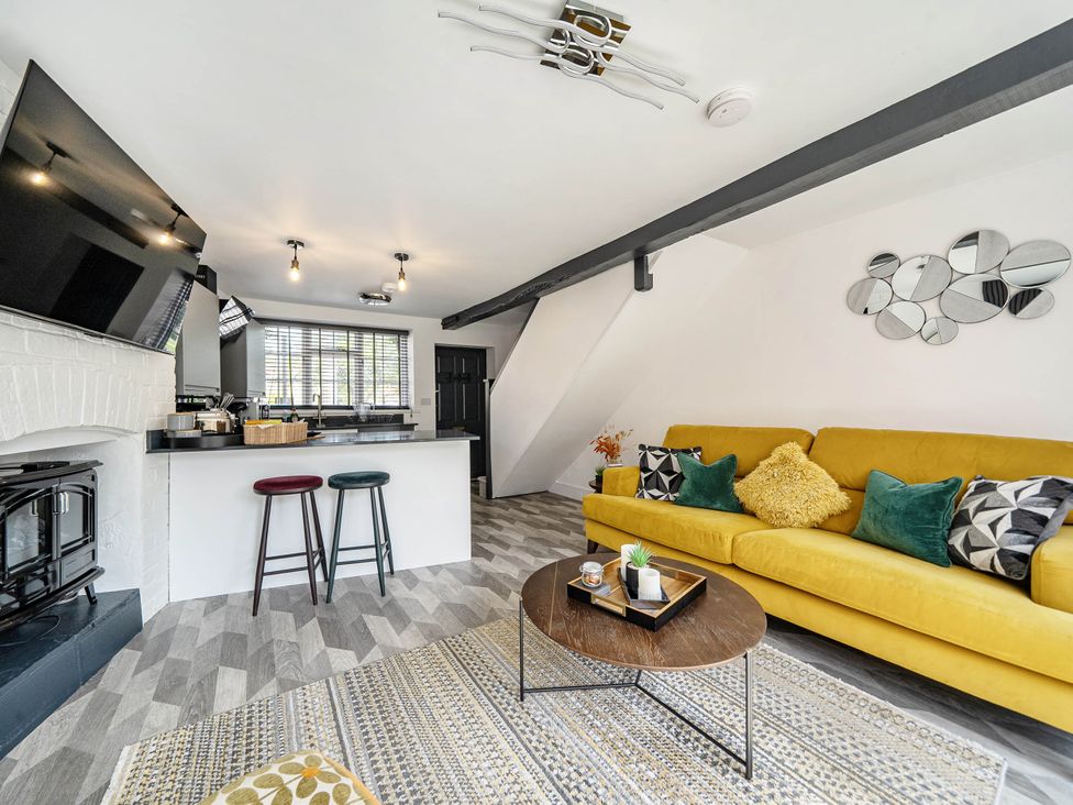 A living room with a sofa and coffee table at Captivating 2 Bed House in Nettleham