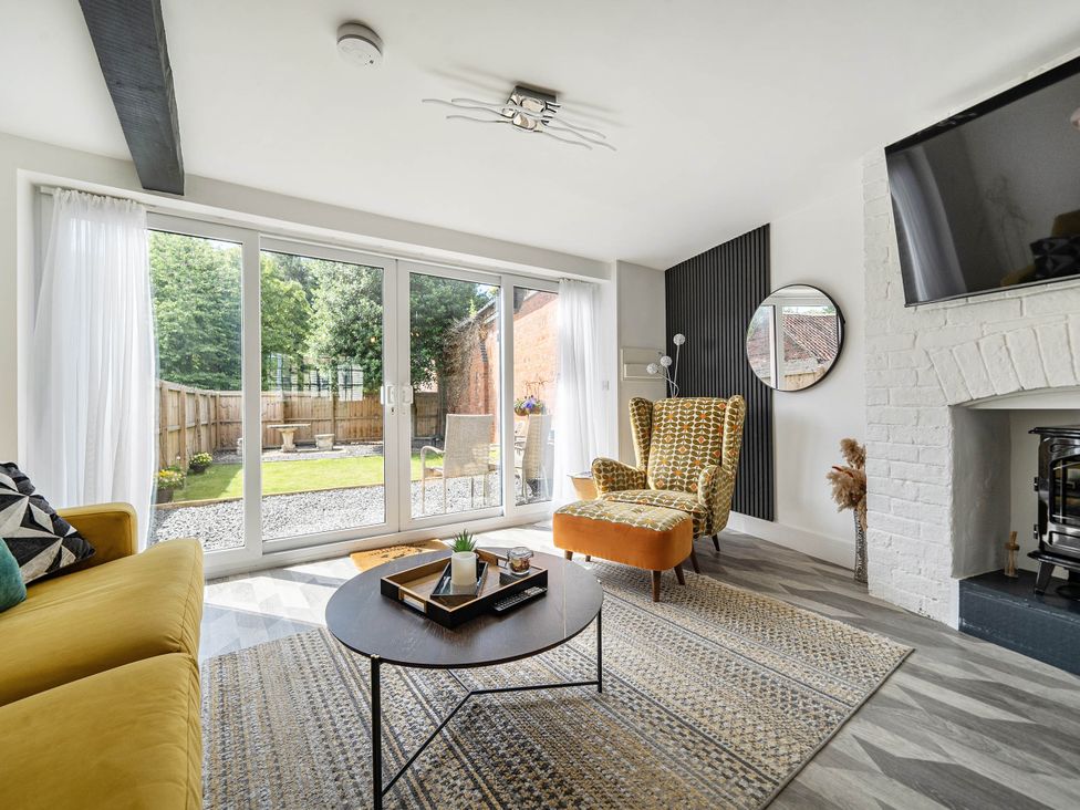 A living room with a sofa and coffee table at Captivating 2 Bed House in Nettleham