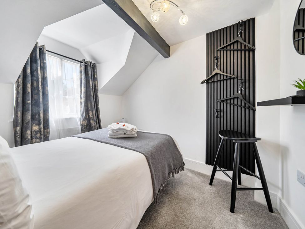 A bedroom with a bed and window at Captivating 2 Bed House in Nettleham