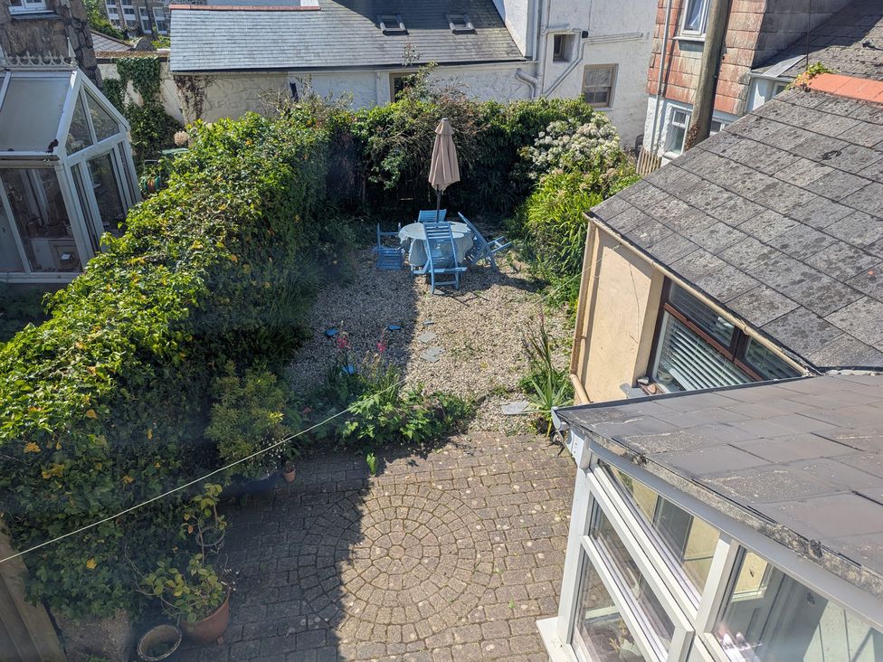 A garden with a table and chairs at The Old Barn near St Ives Rustic Charm Space Lelant
