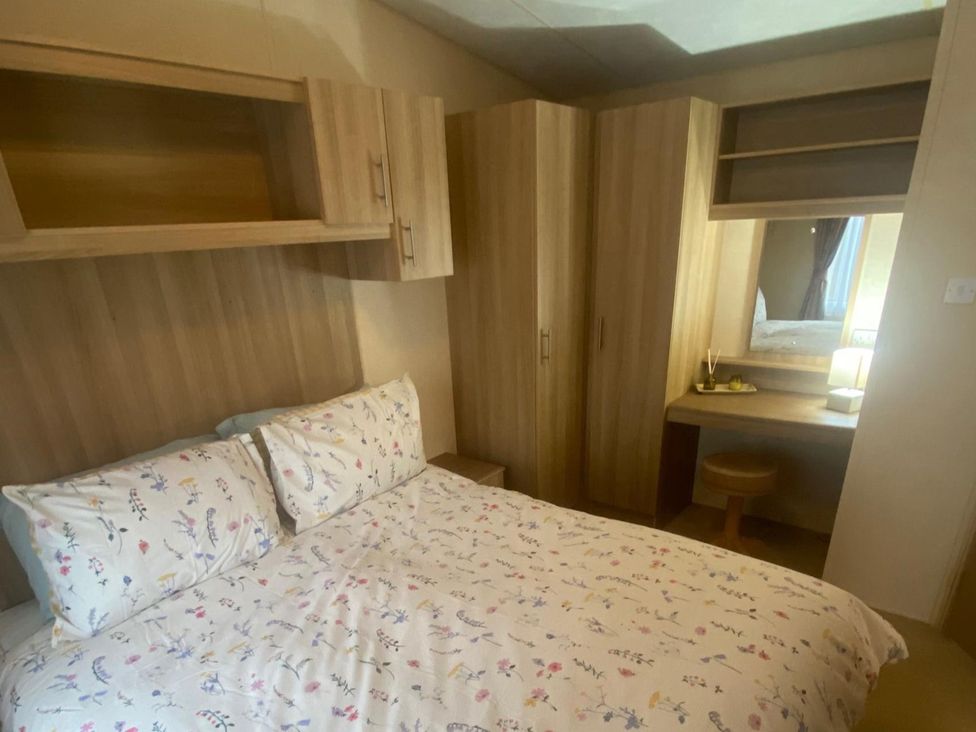 A bedroom with a bed and wardrobe at the property