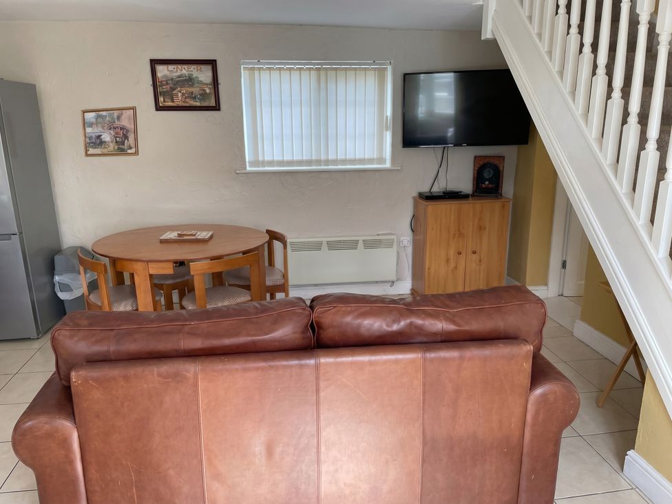 A living room with a dining table and sofa at Sweetpea Cottage Sleeps 5 Parking Pets Ok Louth