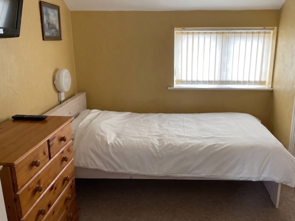 A bedroom with a bed and a chest of drawers at Sweetpea Cottage Sleeps 5 Parking Pets Ok Louth
