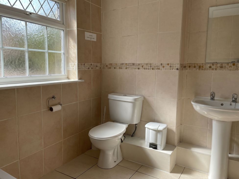 A bathroom with a toilet and sink at Sweetpea Cottage Sleeps 5 Parking Pets Ok in Louth