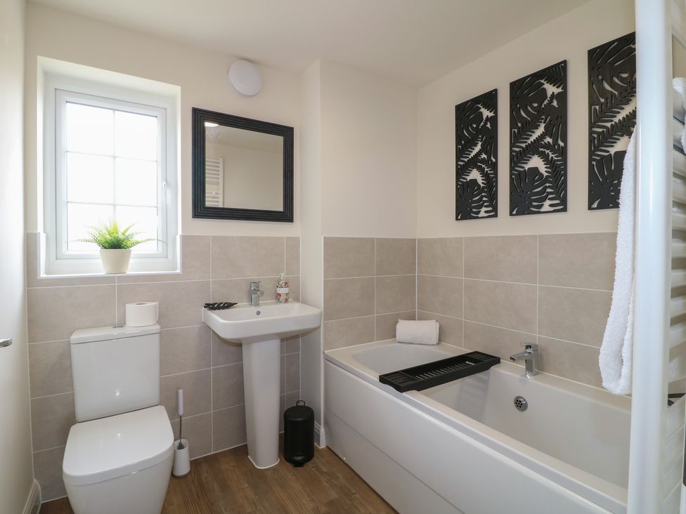 A bathroom featuring a sink, toilet, and bath tub at No.6 Beck Crescent Ashbourne
